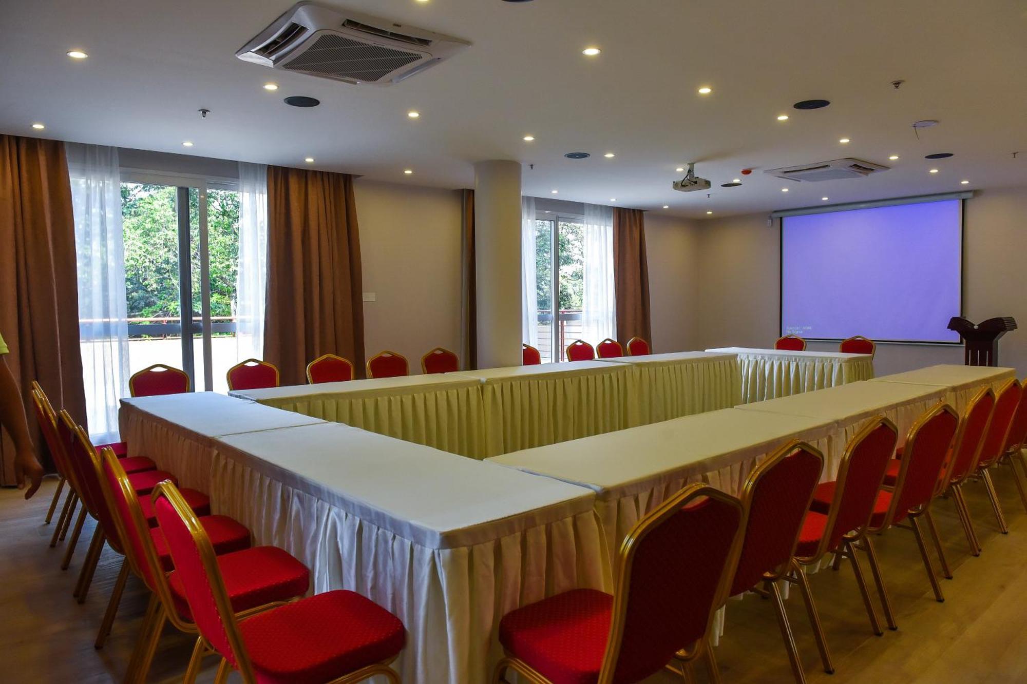 אנטבה Admas Grand Hotel מראה חיצוני תמונה